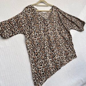 Lane Bryant 
Top Womens size 18/20
Multi Leopard Print Stretch Asymmetric
Hem